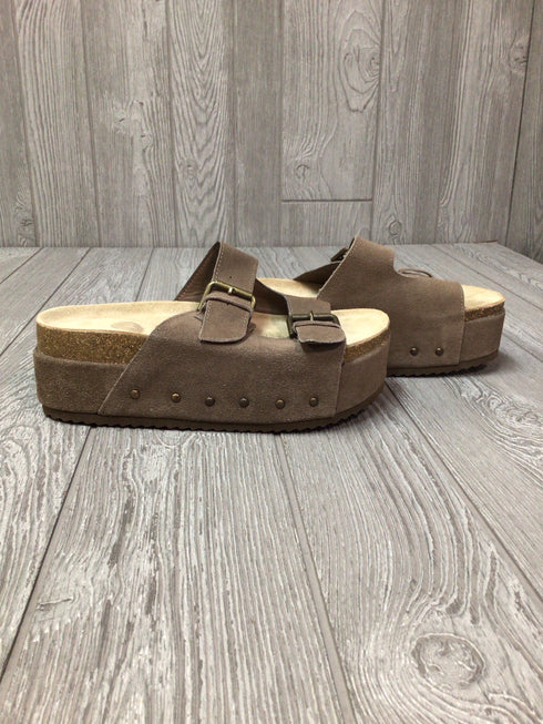 Cushionaire Guru Platform Footbed Sandals Size 8.5