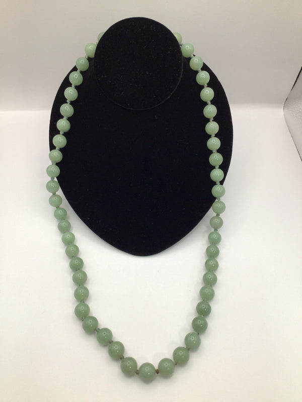 Green Jade Vintage Necklace 14" 10mm