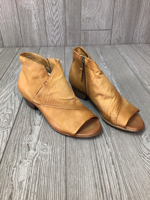 Miz Mooz Camp Booties Wheat Size 9-40 New
