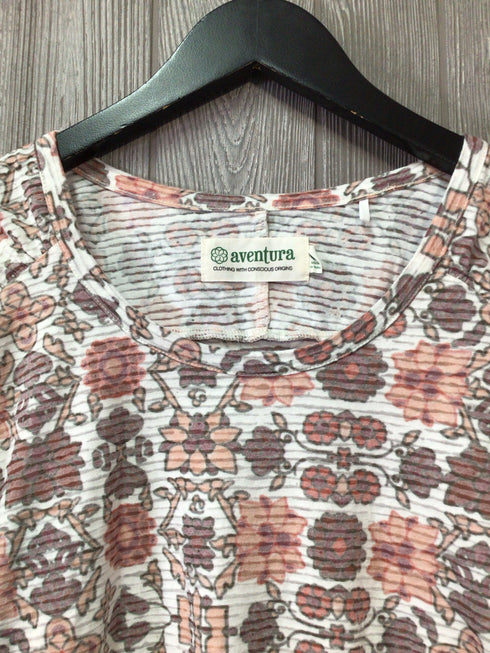 aventura T-shirt Size Small