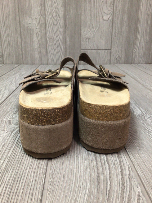 Cushionaire Guru Platform Footbed Sandals Size 8.5